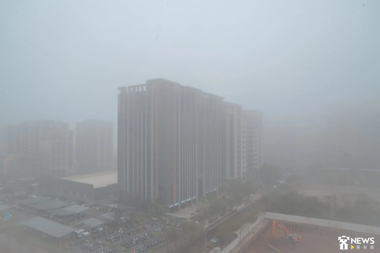 濃霧會導致能見度不佳影響交通。資料照。桃園青埔濃霧。朱愷元攝