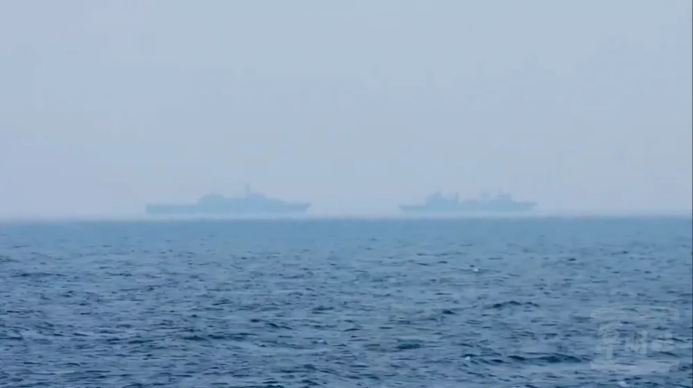 海軍班超軍艦監控共軍四明山艦與千島湖艦。海軍司令部提供