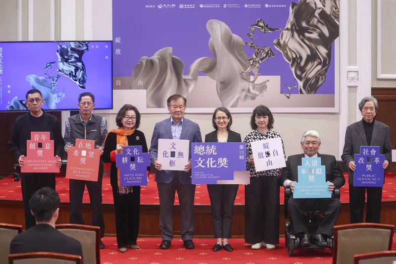 副總統蕭美琴(右4)3日在總統府主持第13屆總統文化獎徵選記者會,與「文化耕耘獎」召集人陳郁秀(左3)、「在地希望獎」召集人劉克襄(左2)、「人道奉獻獎」召集人王榮璋(右2)、「青年創意獎」召集人蔡嘉駿(左1)、「社會改革獎」召集人蕭新煌(右1)等合影。中央社