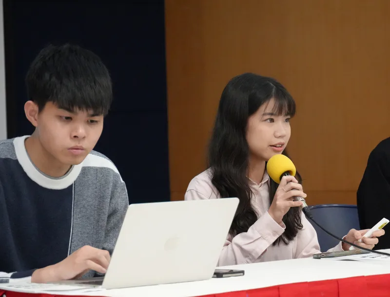 政治大學的學生許瑞兒(右)指出,高中客語課程,學生都不會用客語自我介紹,教科書卻是中高級課程內容,完全不實用。中央社
