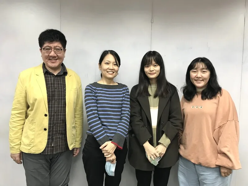 陽明交通大學教授盧郁安(左2)帶領的團隊研究發現,如果學習英語不是仰賴聽覺,而是靠視覺上仰賴單字拼寫的記憶方式,這些中英發音習慣的差異,很容易就會導致發音出現台腔的「台式英文」。陽明交大提供