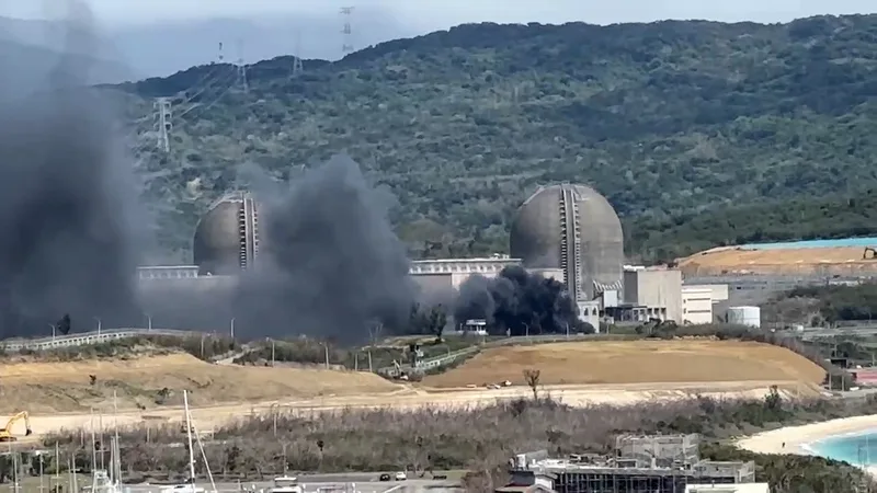 屏東恆春台電核三廠6日上午突冒黑煙,屏東縣消防局回報表示,現場為廢棄空壓機廠房後方2座冷卻水塔起火,火勢已熄滅、無安全疑慮。中央社