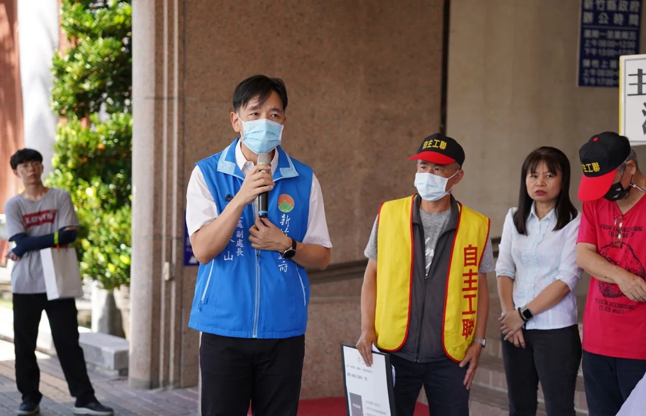 新竹縣勞工處副處長林東山(左二)。取自新竹縣政府官網