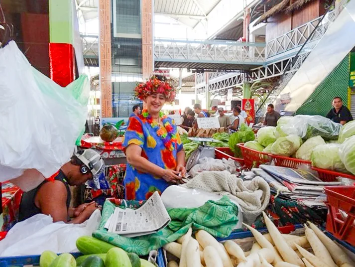 大溪地 帕皮提市場(Marché de Papeete)戴花的賣菜女性。張維安攝