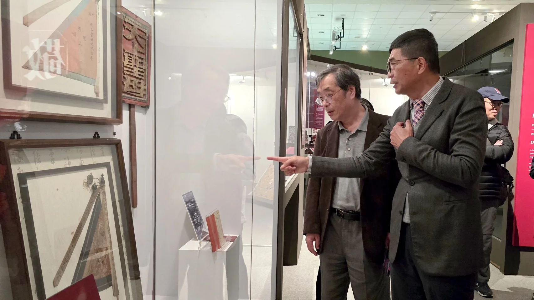 何金樑帶學者們參觀「拼.靚:臺灣客家多重面貌」客家文物聯展,觀賞北港朝天宮進香旗等文物。客發中心提供