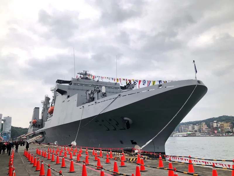 海軍敦睦遠航訓練支隊今年納編磐石軍艦(圖)、武昌軍艦及鄭和軍艦,3艘軍艦16日停靠基隆港西3、西4碼頭,17、18日上午9時至下午3時,開放民眾登艦參觀。中央社