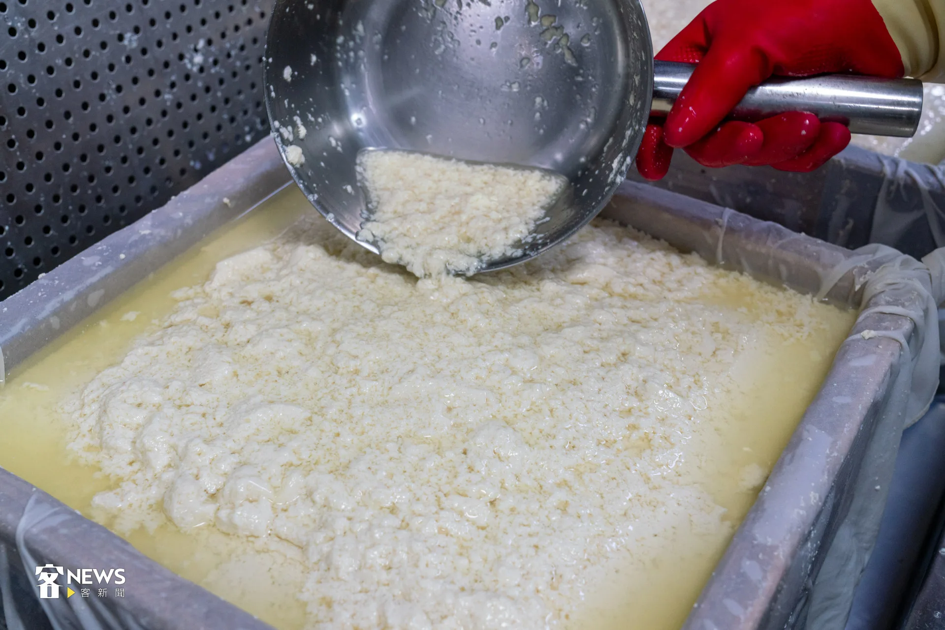 豆腐壓製後過濾出豆渣。洪藝晅攝
