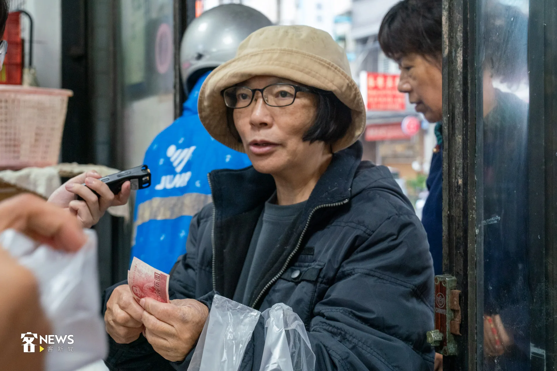 顧客鍾淑嬌是豆腐店的常客。洪藝晅攝