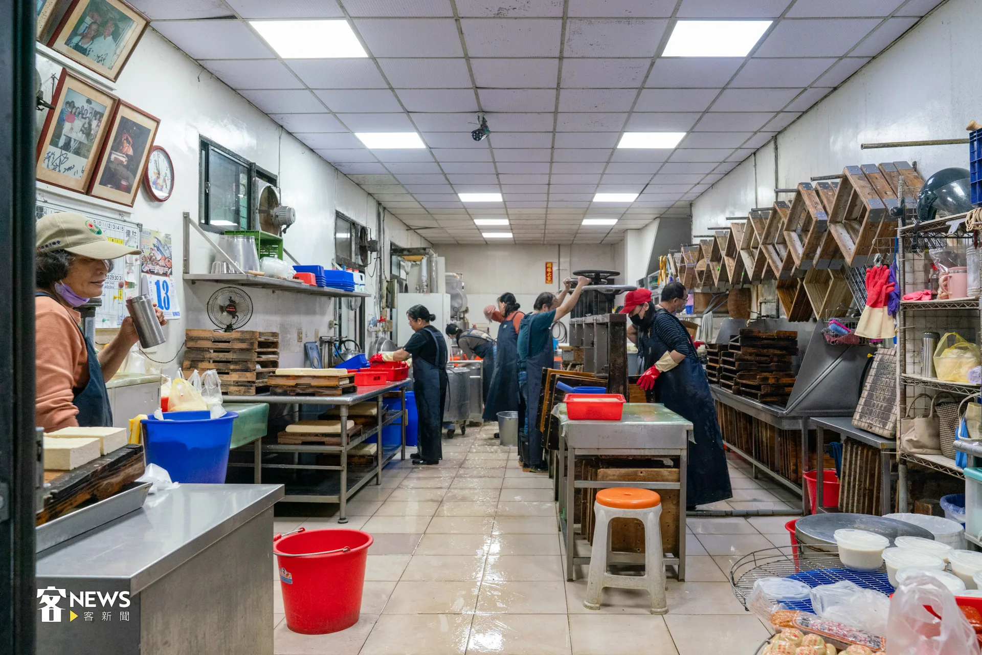 店內環境明亮,員工忙碌著。洪藝晅攝