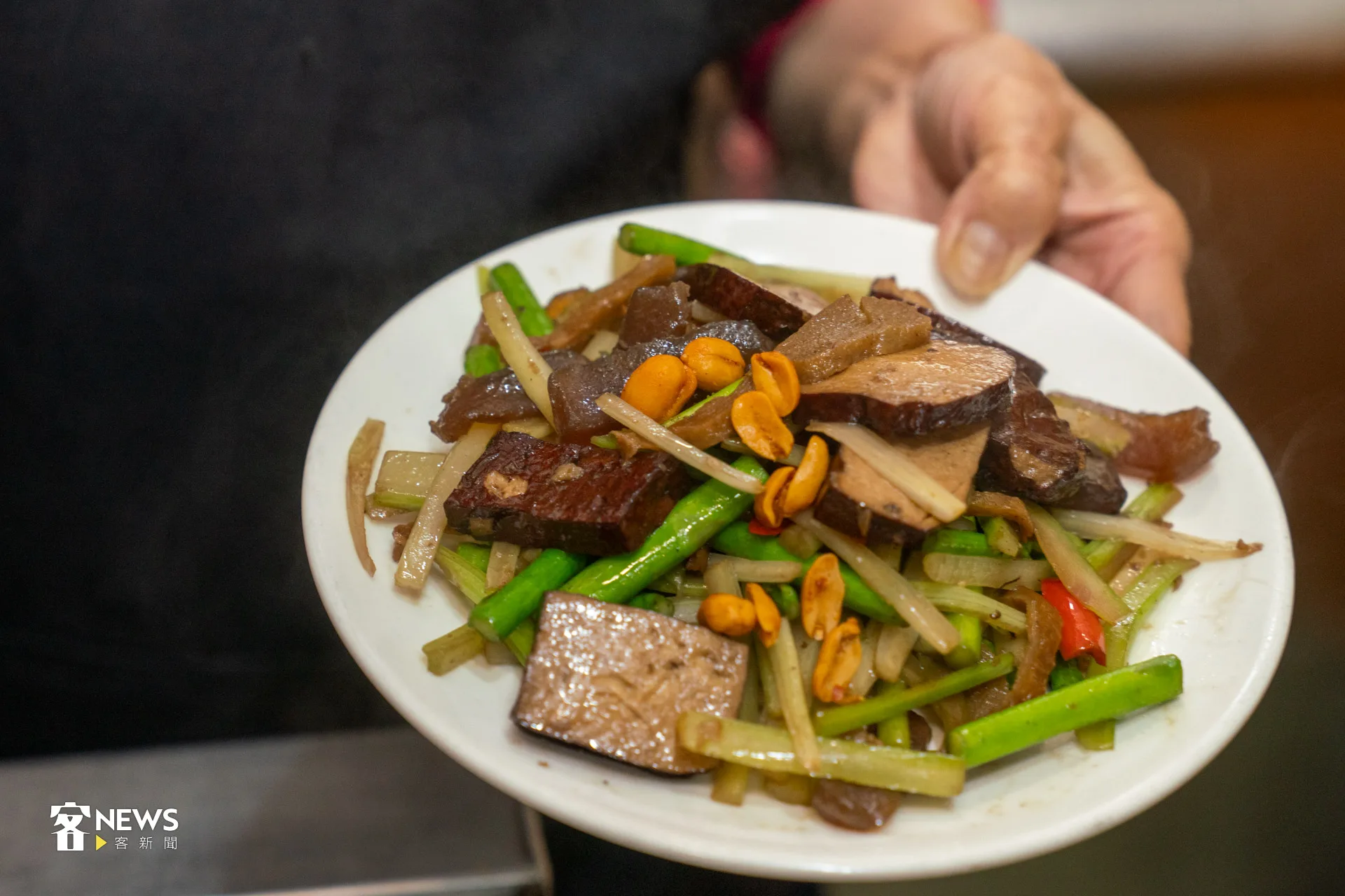 新客家小炒用蒟蒻取代肉類,另外加入蘆筍、茭白筍,口味更加清爽。洪藝晅攝