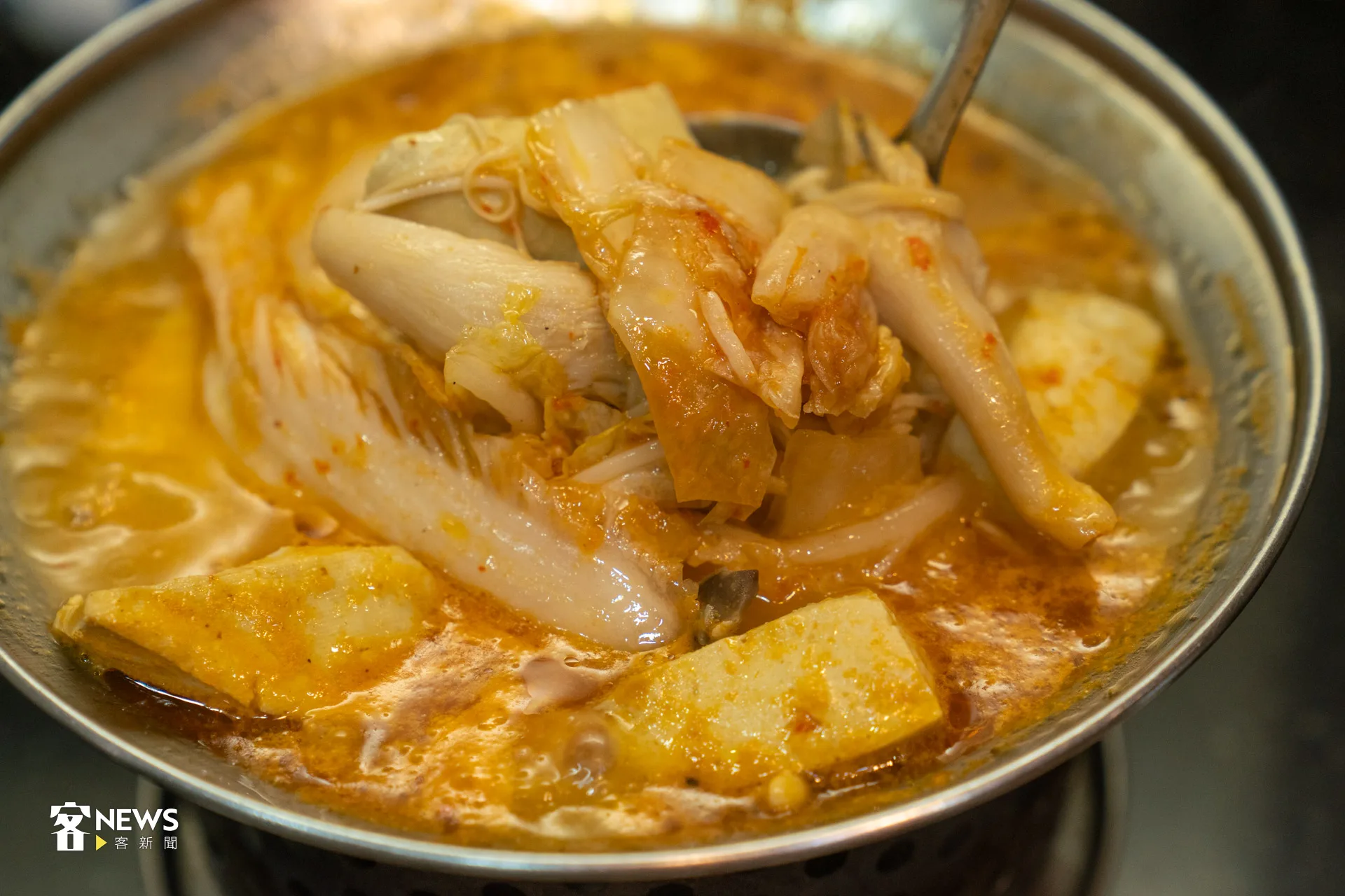 湯汁金黃誘人的果醋泡菜臭豆腐,入口果香四溢,酸味濃郁。洪藝晅攝