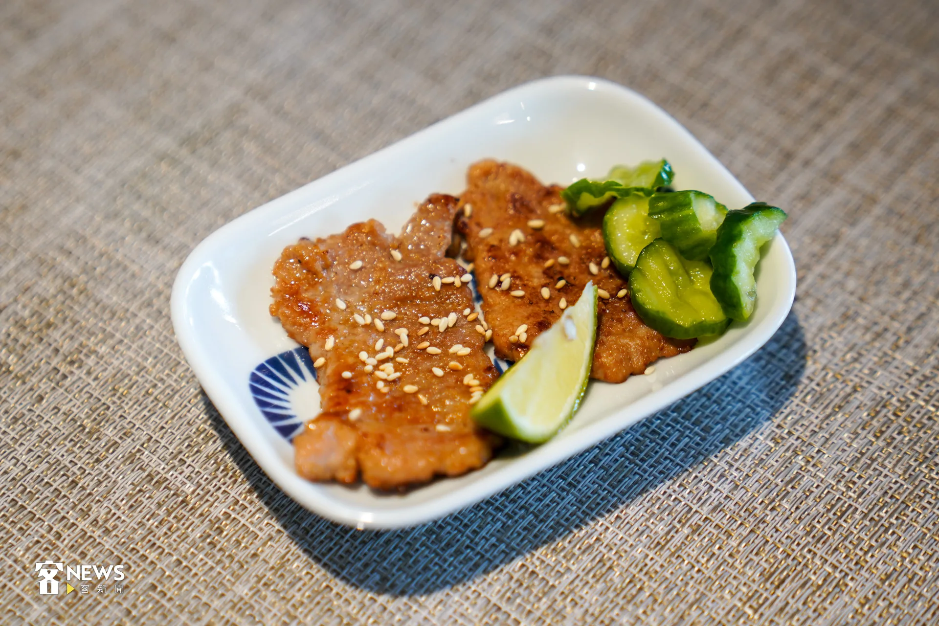 老闆徐媽媽拿出其他道主菜，熱情地讓我們品嚐，圖為味噌燒肉。洪藝晅攝
