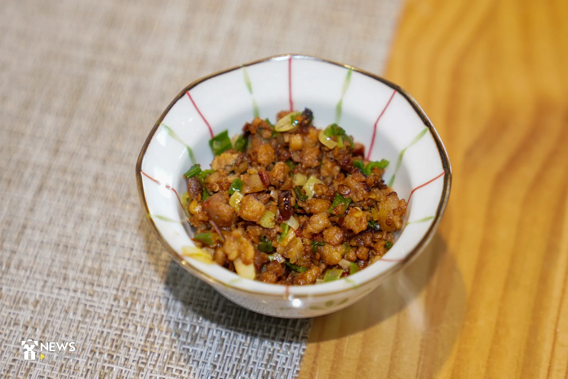 老闆徐媽媽拿出其他道主菜，熱情地讓我們品嚐，圖為湖南肉。洪藝晅攝