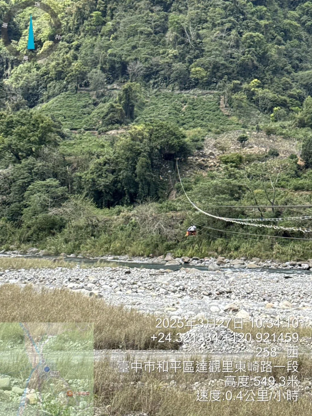 狗狗需要搭乘纜車越過溪谷，才能安全送達目的地。苗栗縣動物保護防疫所提供