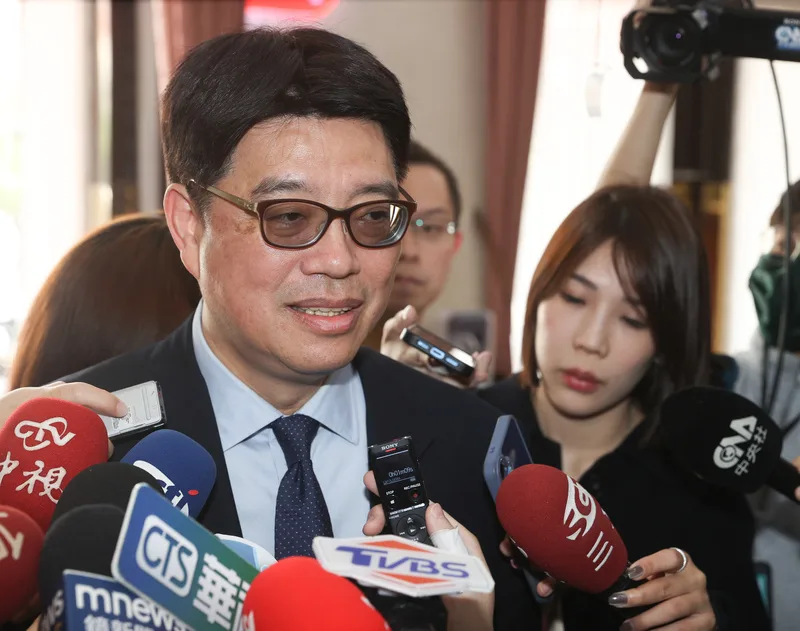陸委會主委邱垂正（前）8日在立法院表示，處分已經完成，亞亞、小微、恩綺也回到中國大陸，經過反省，也希望她們能夠安居樂業。中央社