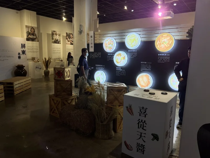 「醬人．釀時光」特展8日開幕，展覽以「歲月之釀」、「技藝之釀」、「屏東名醬」3大主題展區，帶領觀眾穿越時空，深入屏東六堆客庄，品味客家族群釀造智慧與風土韻味。<br />中央社