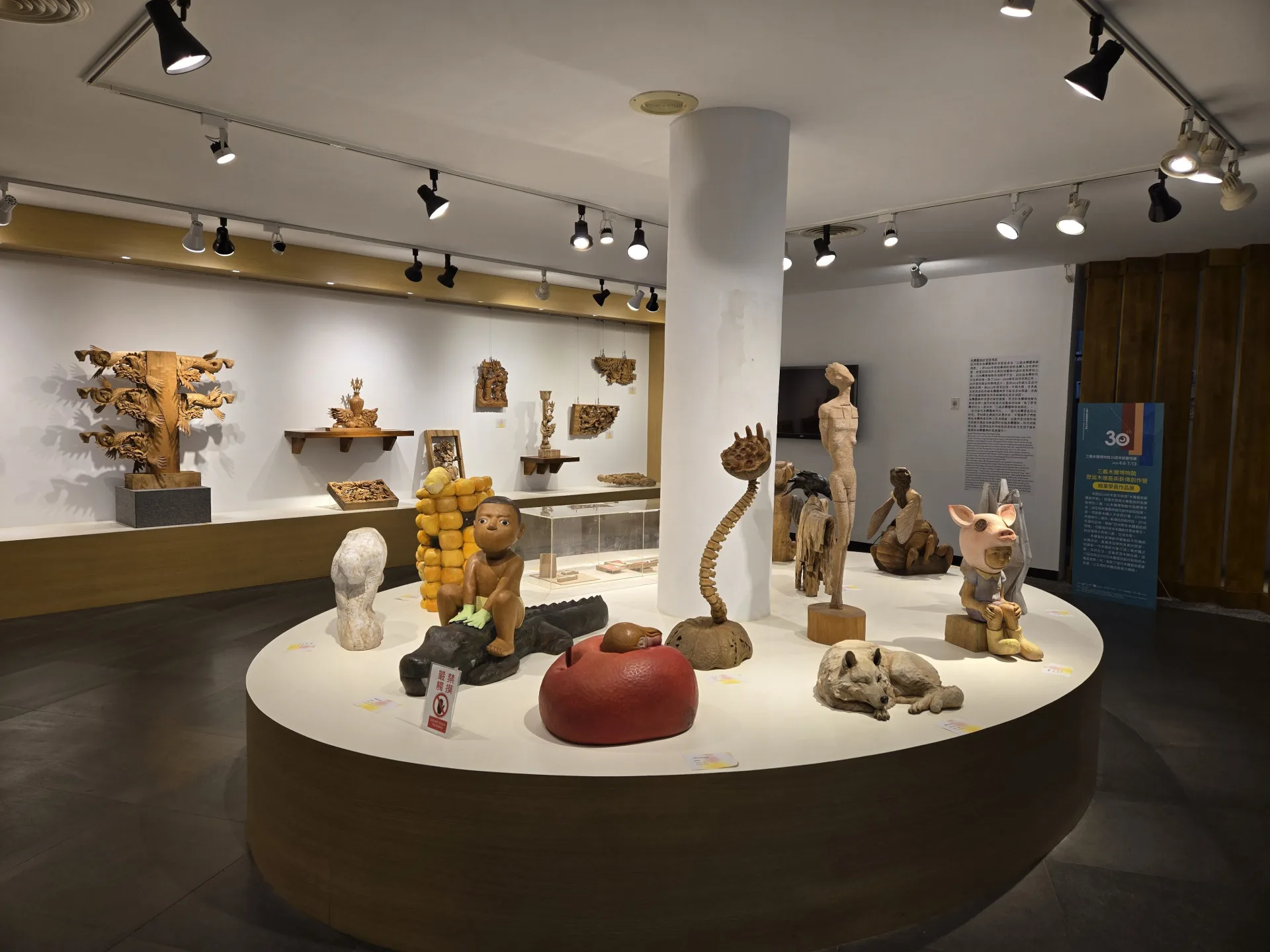 歷屆木雕藝術薪傳創作營學員作品展。苗縣府提供