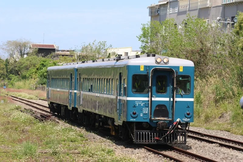 台鐵9日宣布，將開行有「藍寶寶」暱稱的DR2400型柴油客車郵輪列車，在4月19日及26日於內灣線鳴笛發車。台鐵提供