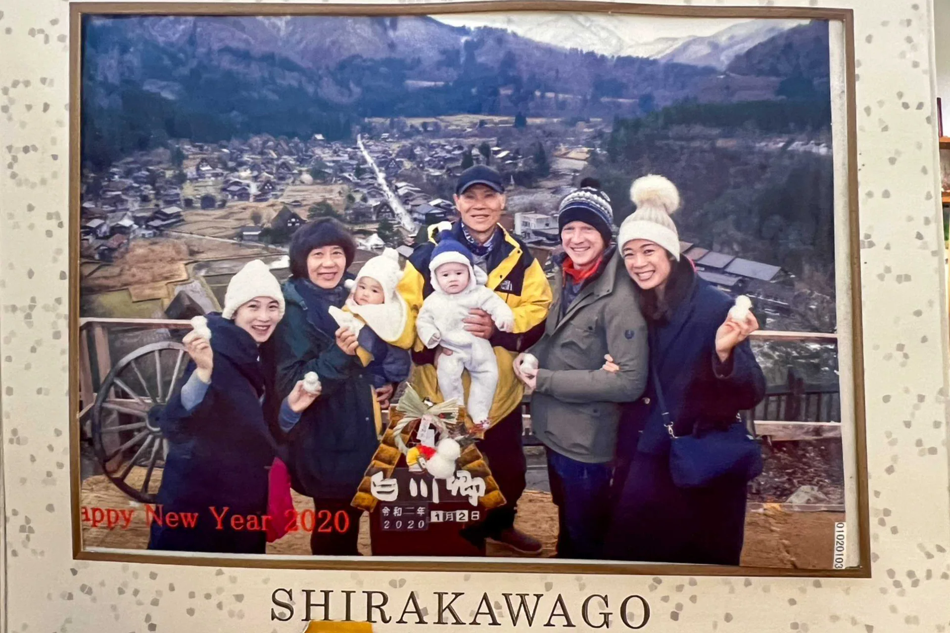 李錦秀夫婦的媳婦、女兒2019年分生一女一子，2020年新曆年在日本合掌村風景區合影。張月嬌提供