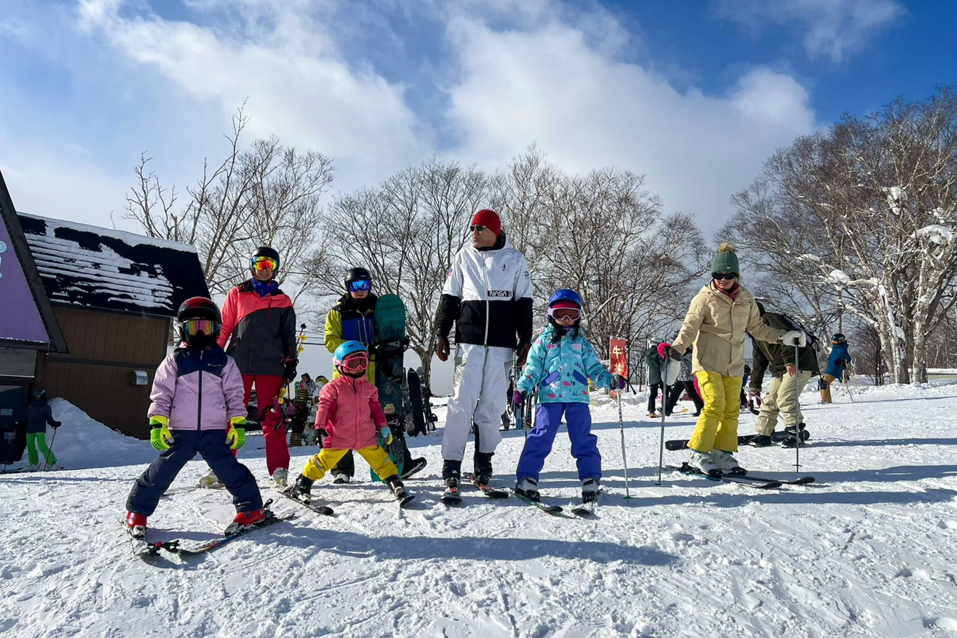 李彥樑（中）是滑雪教練，教子女、外孫們滑雪。張月嬌提供