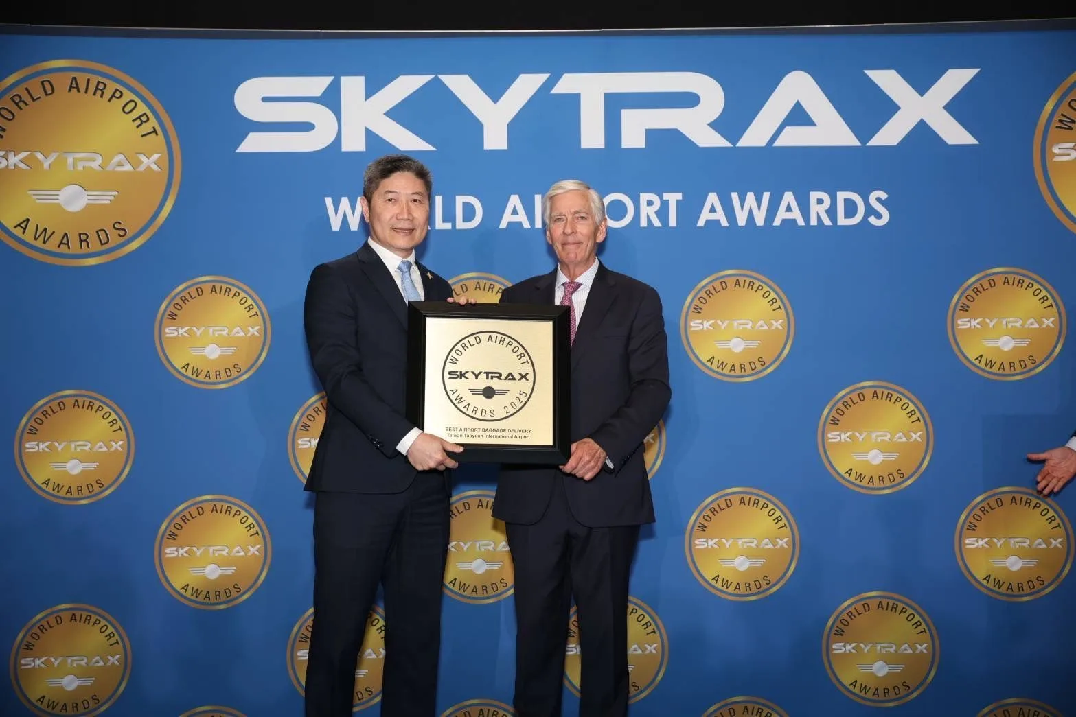 桃園機場公司總經理范孝倫(左)代表接受Skytrax執行長 Edward Plaisted(右)頒獎。桃機公司提供