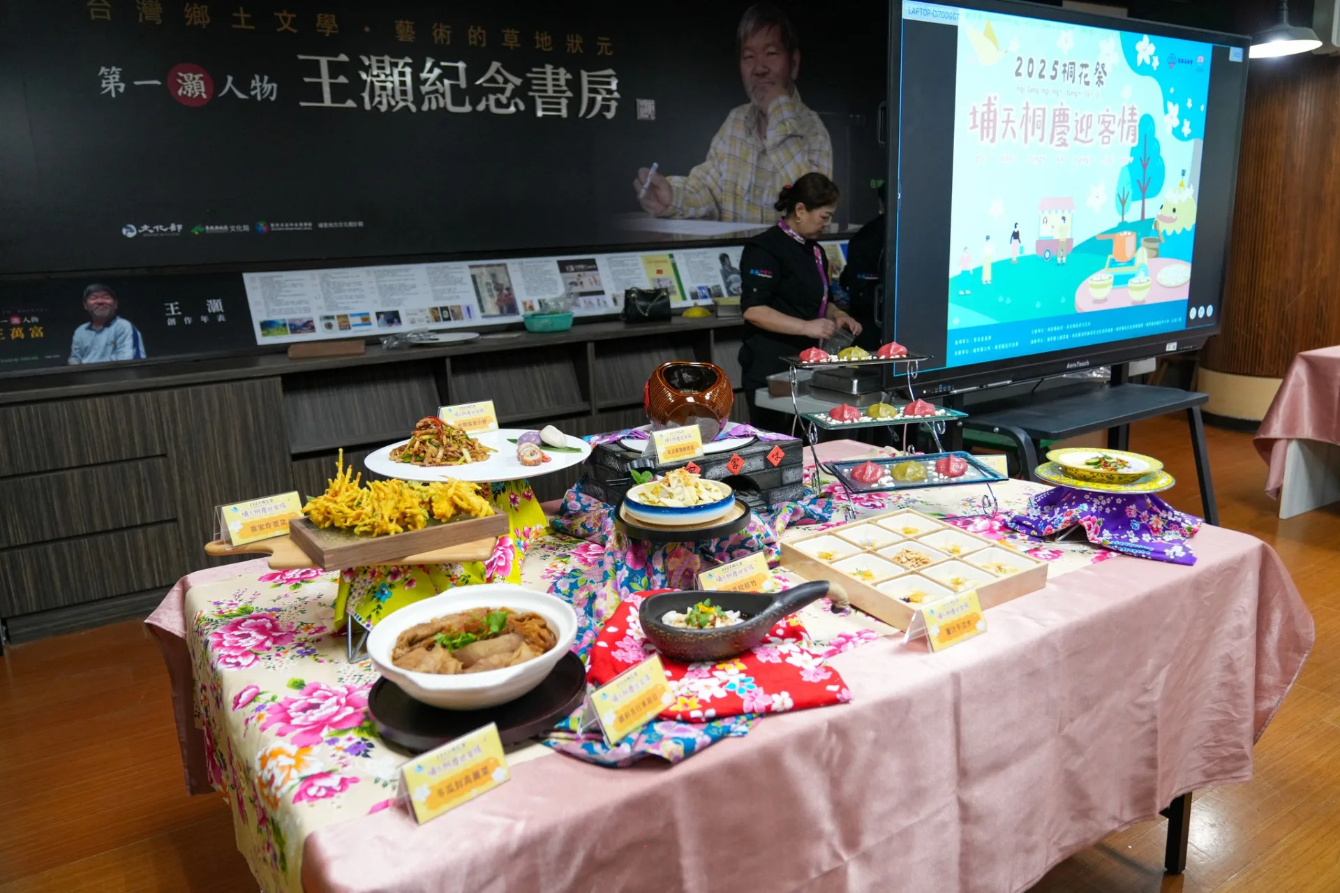 埔里鎮公所19日舉行客家桐花祭，嘗客家美食。埔里鎮公所提供