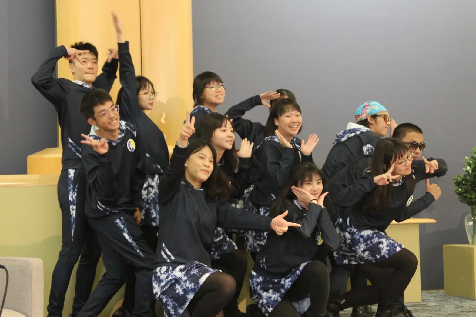 客家青少年訪問團去年在澳洲、紐西蘭為社區長者展演客家文化。客家青年國際志工服務團提供
