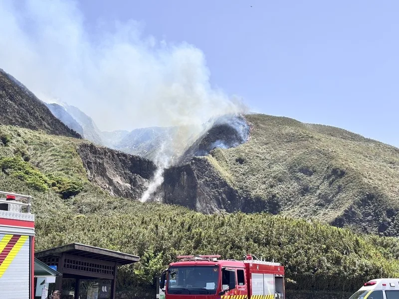 台北市陽明山國家公園14日發生火災,白色濃煙瀰漫山頭,台北市消防局獲報立即派大量人車到場馳援,火勢持續向上延燒。翻攝照片