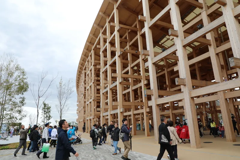 大阪世博會場最具象徵性的木造建築「大屋頂環」由日本新生代建築師藤本壯介操刀,讓人聯想起京都清水寺的「清水舞台」建築。中央社