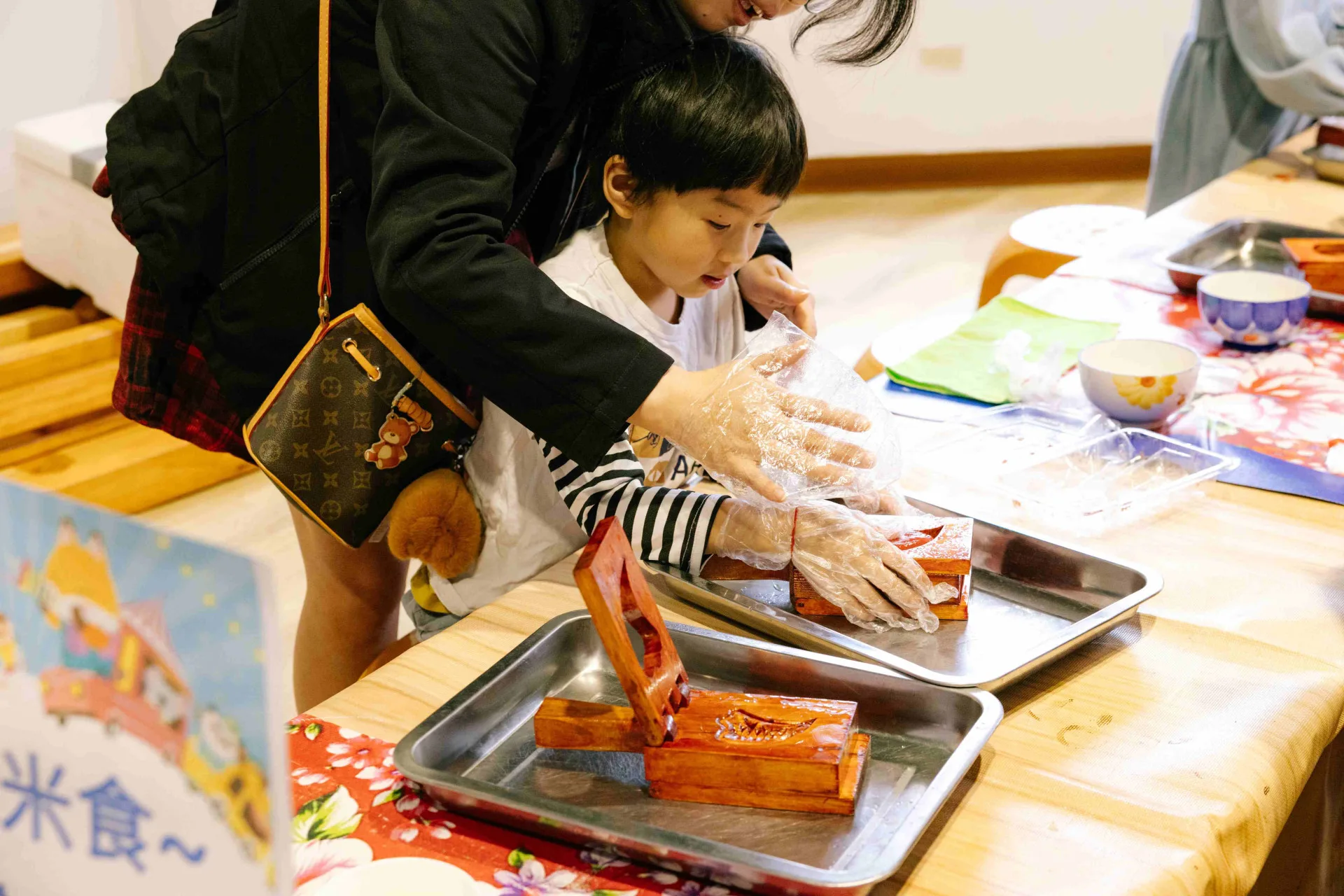 家長和孩子一起體驗紅粄米食手作。客家委員會提供