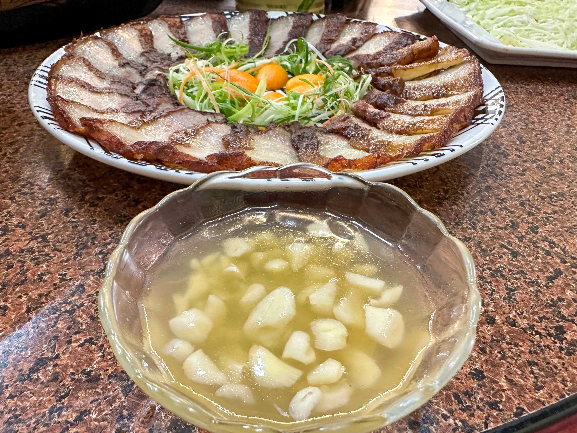 蒜仁酒蘸鹹豬肉。蕭秀琴攝