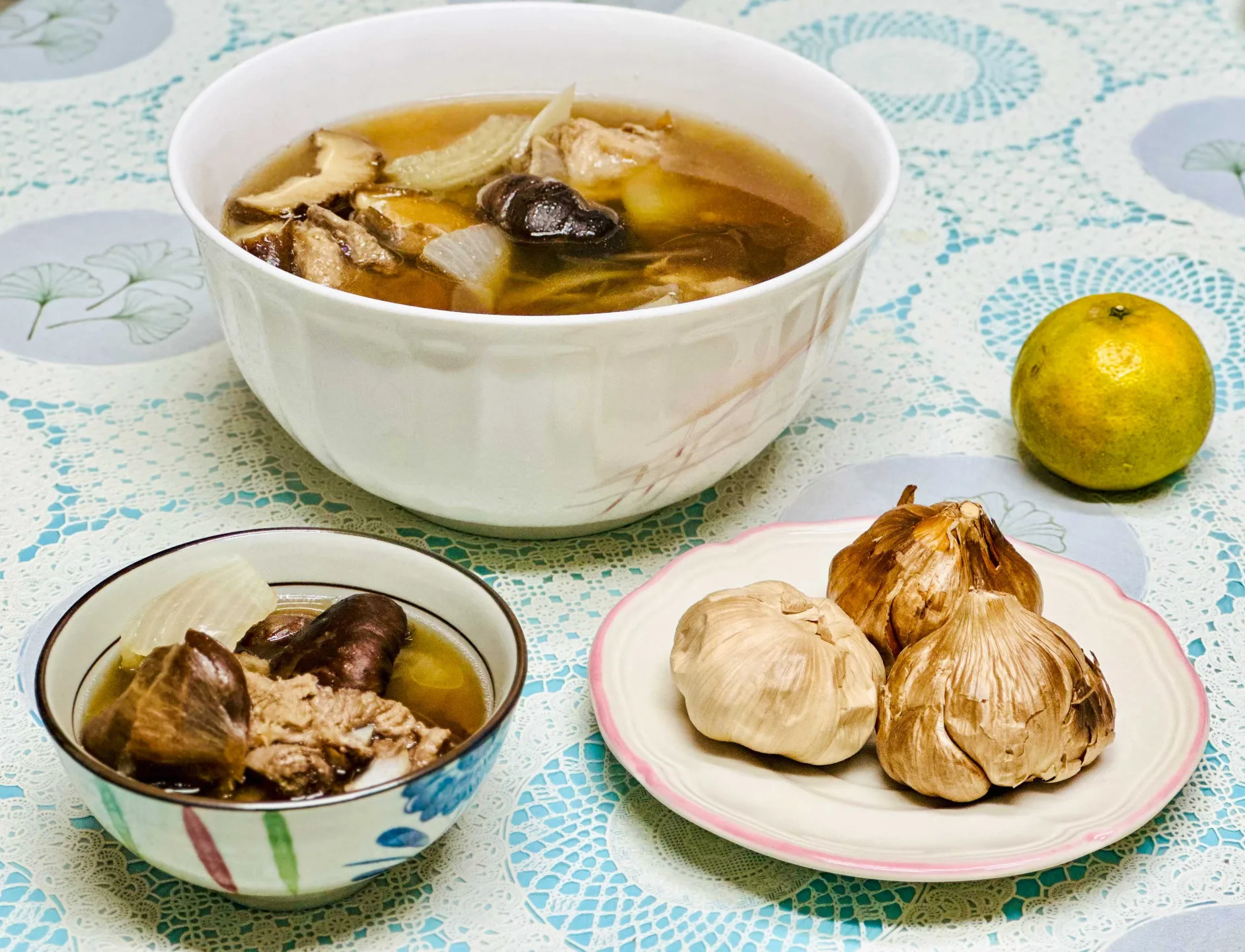 黑蒜頭煲排骨湯。蕭秀琴攝