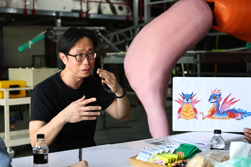 「燈怪」15日下午在新北汐止組裝，台北藝術大學劇場設計學系副教授楊金源（圖）說明巨型裝置的動力設計。中央社