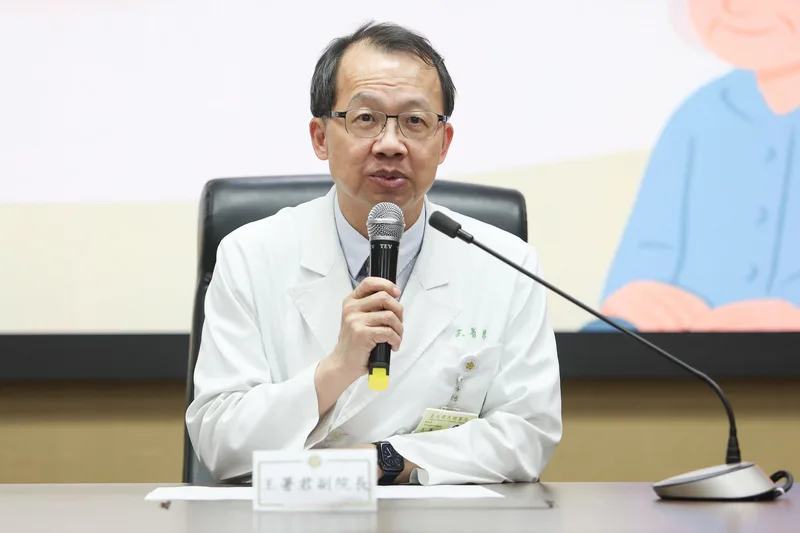 台北榮民總醫院與韓國漢陽大學合作研究發現，只需透過驗血，就能有效篩檢出阿茲海默症高風險族群，且早期診斷準確率高達93%。圖為台北榮總副院長王署君16日進行相關說明。中央社