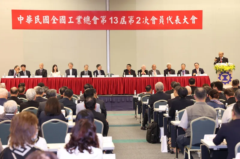 行政院長卓榮泰(左7)、經濟部長郭智輝(左5)、內政部次長吳堂安(左3)與全國工業總會理事長潘俊榮(右1)等人出席工總會員代表大會。中央社