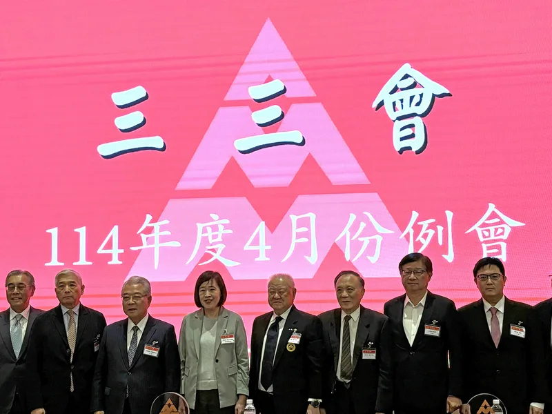 國發會副主委高仙桂(左4)16日出席三三會例會表示,若以美國對台灣加徵對等關稅32%推估,不僅將新增關稅支出,工業產品出口美國恐衰退26%。中央社