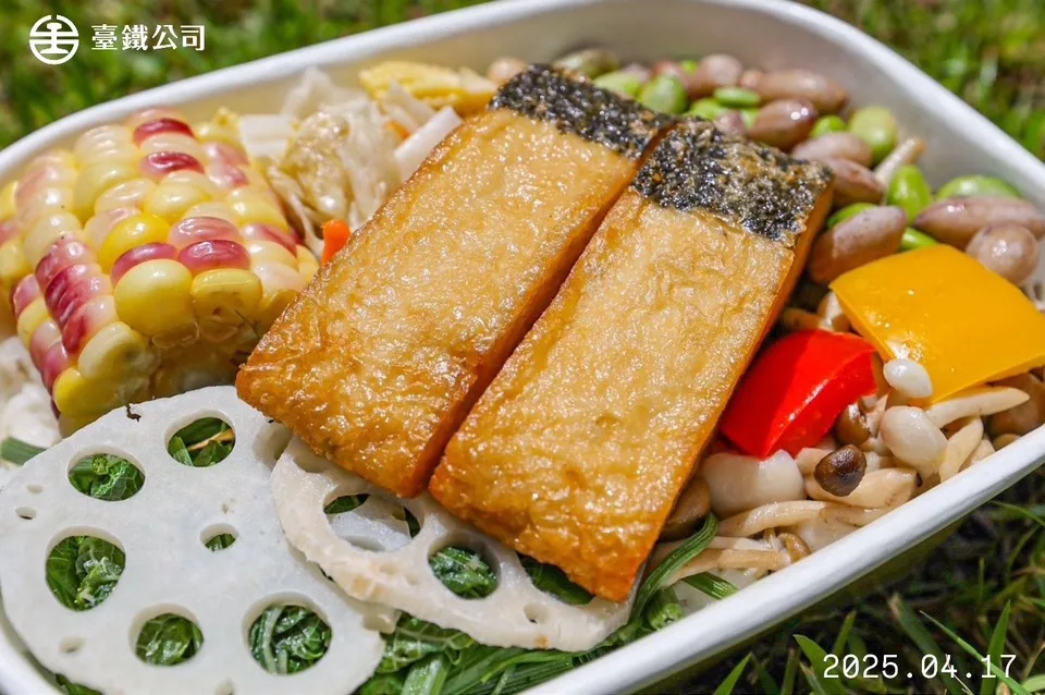 台鐵福安便當素食款主菜則選用非基改素白帶魚。台鐵提供