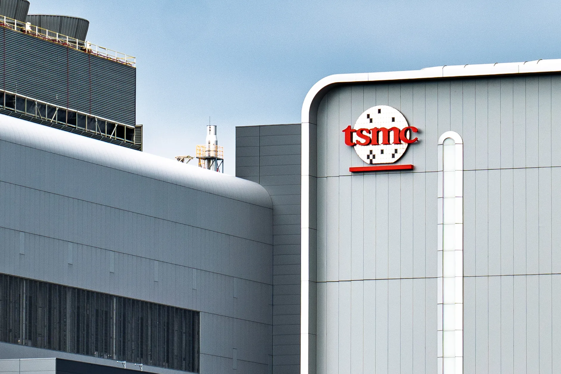 台積電積極在台灣擴充先進製程，在台灣的新竹寶山（2奈米）、高雄（先進製程與封裝）、嘉義（先進封裝與測試）、台中（A14製程先進封裝）等四大基地同步擴產。新竹寶山的台積電廠房。李台源攝（客新聞資料照）