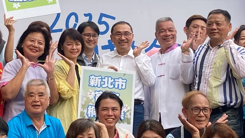 2025新北市客家桐花祭19日在土城區承天路底熱鬧展開,新北市長侯友宜(中)也到場主持開幕儀式。中央社