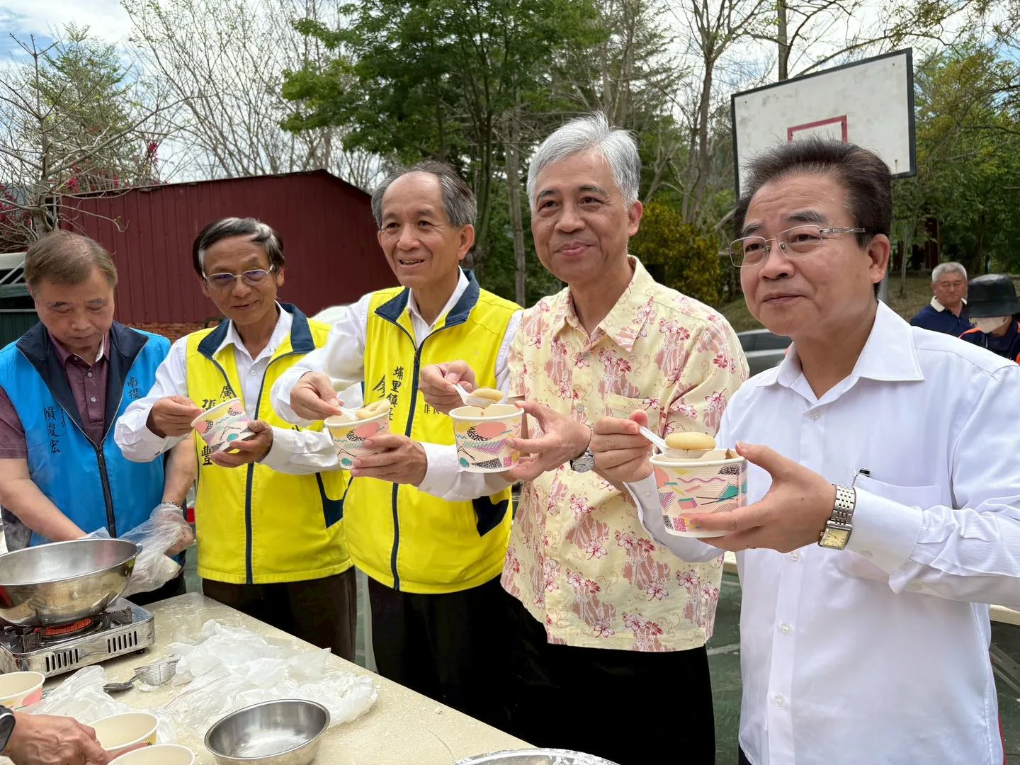 眾人品嘗客家傳統甜點牛汶水。