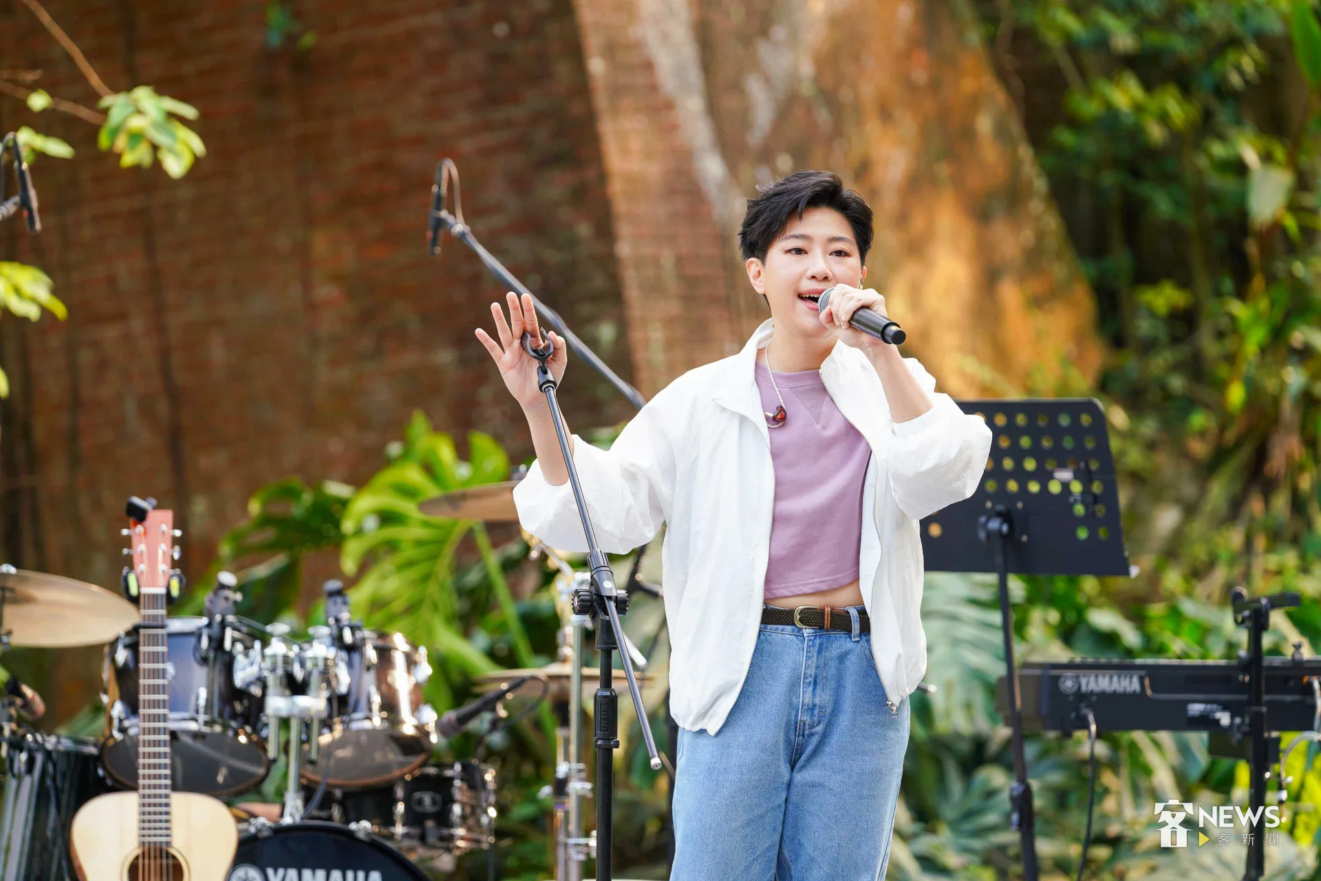 歌手邱舒將文學家李喬的〈桐花詩〉演唱成曲。李台源攝