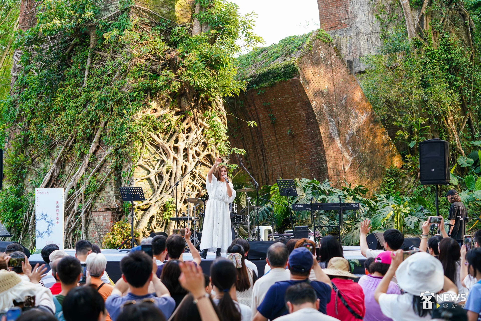 客委會舉辦的舊山線音樂會,在龍騰斷橋下為今年桐花祭揭開序幕。李台源攝