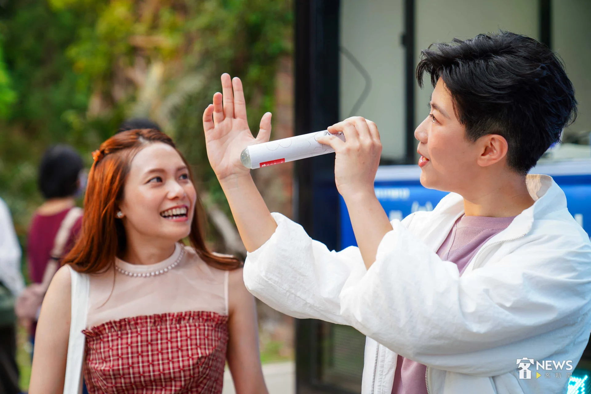 歌手邱舒(左)與今天活動主持人增芷妤也好奇地欣賞萬花筒的奧妙。李台源攝