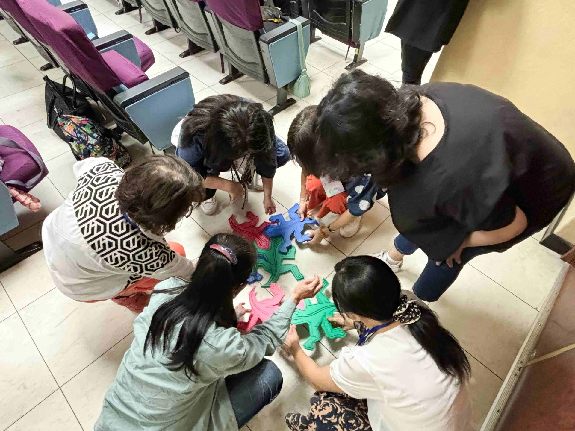 教職人員認真投入工作坊課程教,感受學生邊玩邊學樂趣。客委會提供
