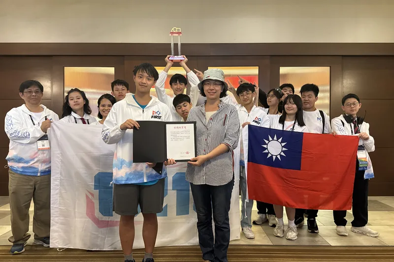 台南市多所國、高中學生組隊參加近期在美國休士頓舉行的FIRST機器人競賽,榮獲大會「評審團特別獎」。