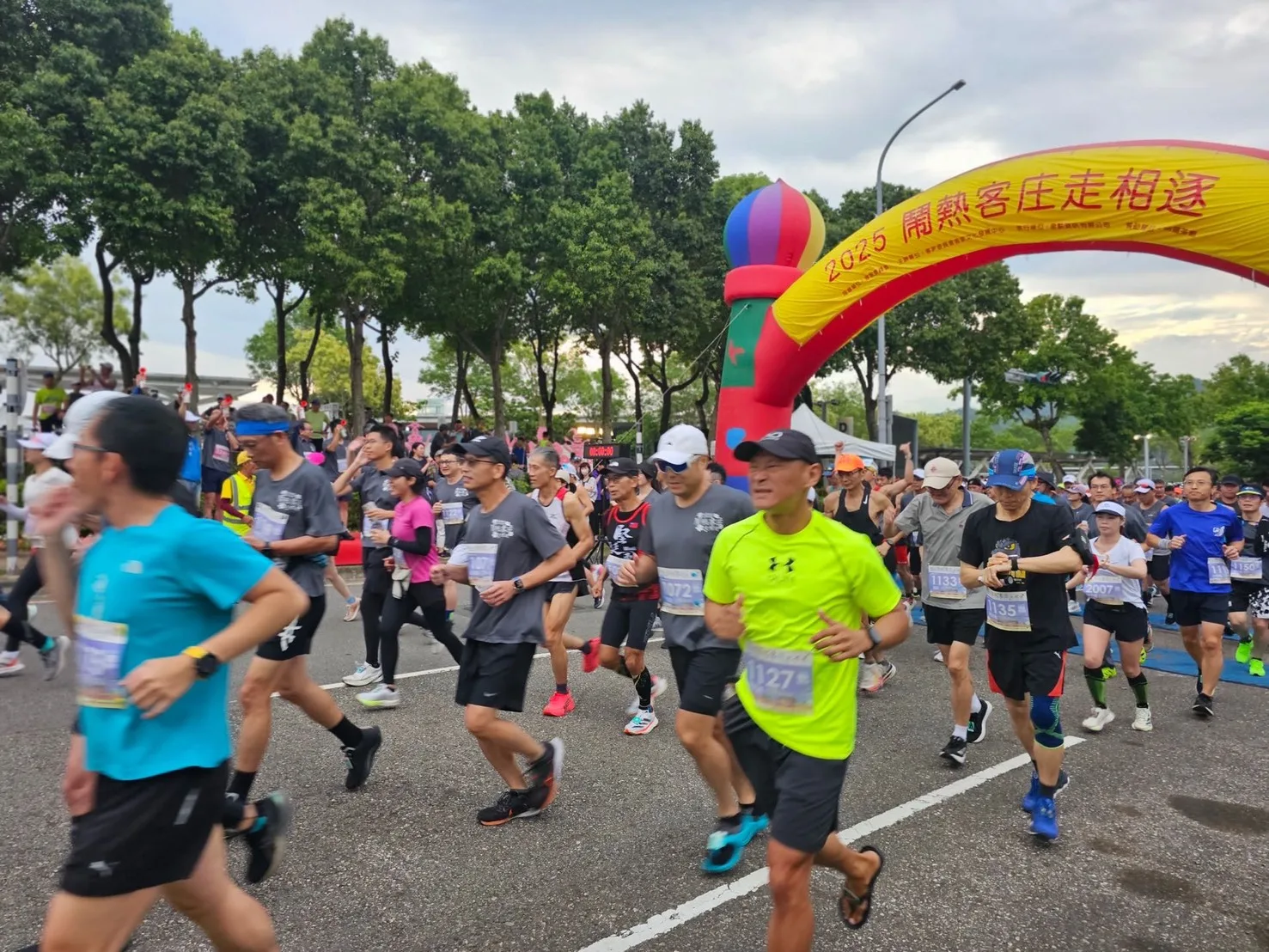 2025鬧熱客庄走相逐，選手起跑沿途飽覽客庄風景。客發中心提供