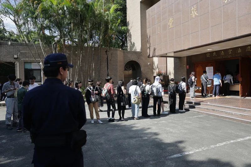 劉姓保母姊妹涉虐死男童「剴剴」案,台北地方法院22日上午由選任的國民法官及備位國民法官與3名職業法官共組合議庭審理。開庭前民眾排隊進入法庭旁聽。中央社
