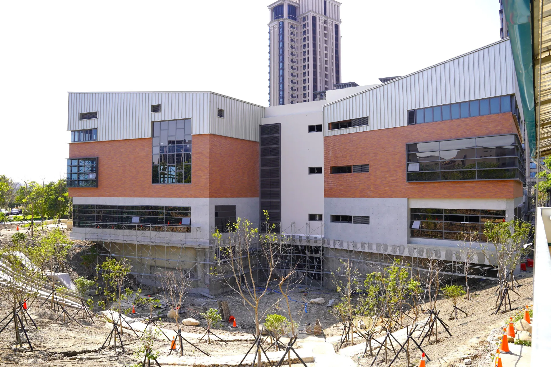 新竹縣立總圖書館三樓及四樓金屬屋面材質為「鋁」。新竹縣政府提供