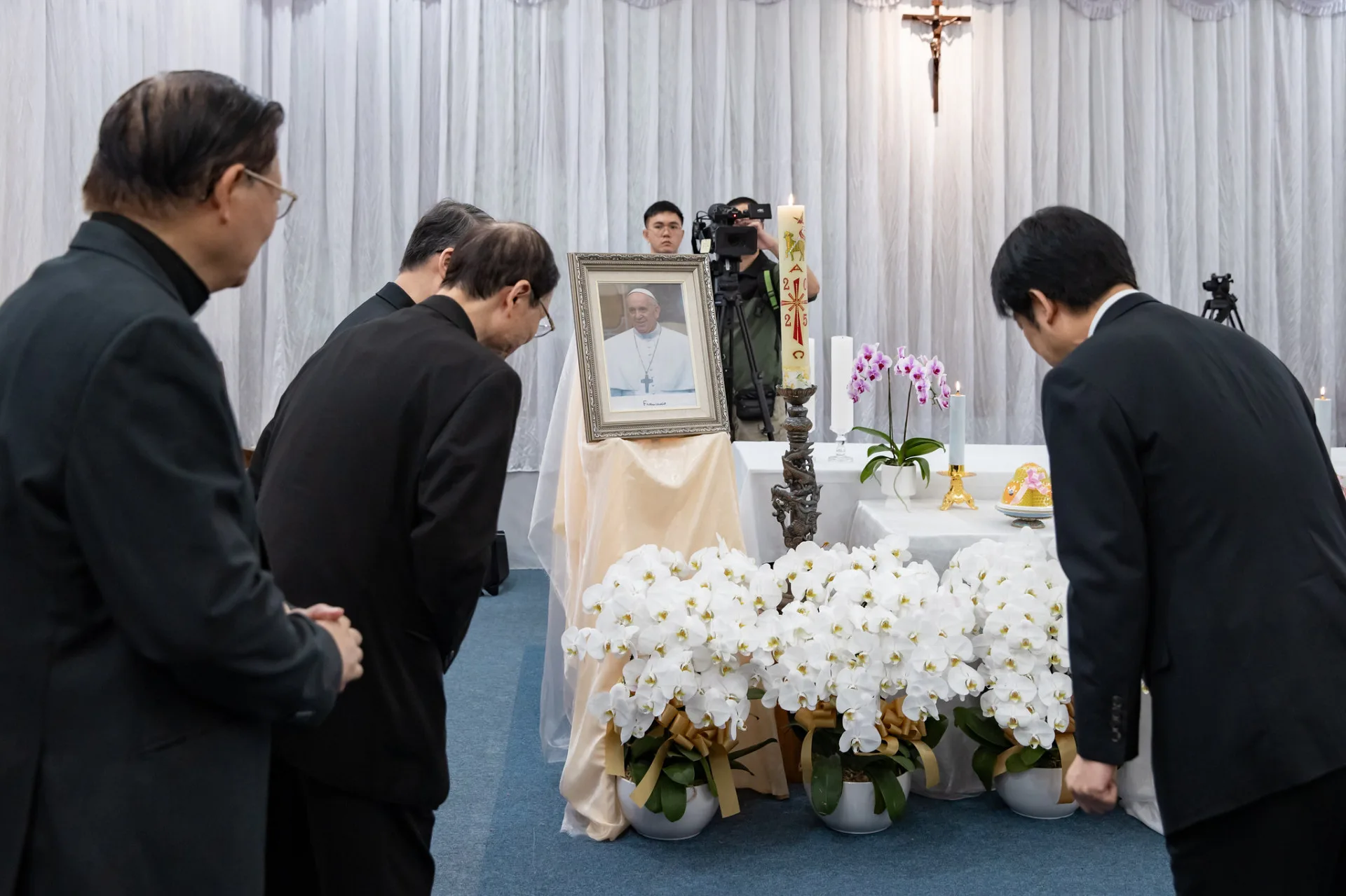 賴清德總統今天前往台北總主教公署的宗座靈堂,代表台灣人民致上最深的悼念。翻攝賴清德FB
