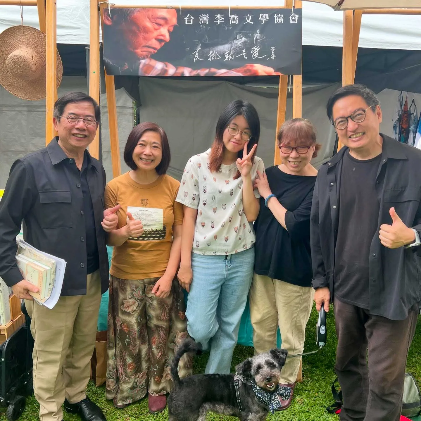 作家劉慧真(左二)談「李喬文學中的苗栗山海」,並與江明修(左一)、賴世若(右一)、李喬女兒李舒琴(右二)及外孫女(中)合影。賴世若提供